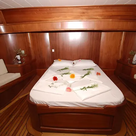 Cabin Charter In Turkey ספינת מלון